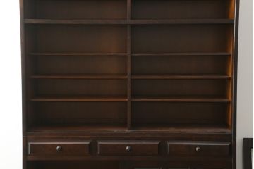 中古　美品　北海道民芸家具　美しい木肌とシックな佇まいが魅力的な重ね戸棚(収納棚、食器棚、飾り棚、キャビネット)(定価約55万円)(R-075928)