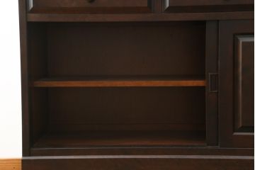 中古　美品　北海道民芸家具　美しい木肌とシックな佇まいが魅力的な重ね戸棚(収納棚、食器棚、飾り棚、キャビネット)(定価約55万円)(R-075928)