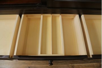 中古　美品　北海道民芸家具　美しい木肌とシックな佇まいが魅力的な重ね戸棚(収納棚、食器棚、飾り棚、キャビネット)(定価約55万円)(R-075928)