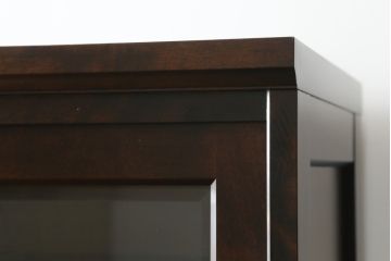 中古　美品　北海道民芸家具　美しい木肌とシックな佇まいが魅力的な重ね戸棚(収納棚、食器棚、飾り棚、キャビネット)(定価約55万円)(R-075928)