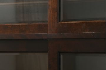 中古　美品　北海道民芸家具　美しい木肌とシックな佇まいが魅力的な重ね戸棚(収納棚、食器棚、飾り棚、キャビネット)(定価約55万円)(R-075928)