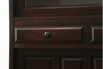 中古　美品　北海道民芸家具　美しい木肌とシックな佇まいが魅力的な重ね戸棚(収納棚、食器棚、飾り棚、キャビネット)(定価約55万円)(R-075928)