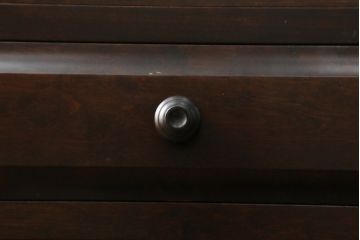 中古　美品　北海道民芸家具　美しい木肌とシックな佇まいが魅力的な重ね戸棚(収納棚、食器棚、飾り棚、キャビネット)(定価約55万円)(R-075928)