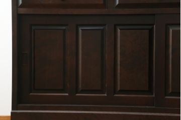 中古　美品　北海道民芸家具　美しい木肌とシックな佇まいが魅力的な重ね戸棚(収納棚、食器棚、飾り棚、キャビネット)(定価約55万円)(R-075928)