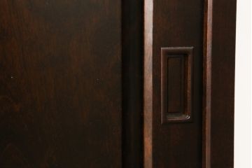 中古　美品　北海道民芸家具　美しい木肌とシックな佇まいが魅力的な重ね戸棚(収納棚、食器棚、飾り棚、キャビネット)(定価約55万円)(R-075928)
