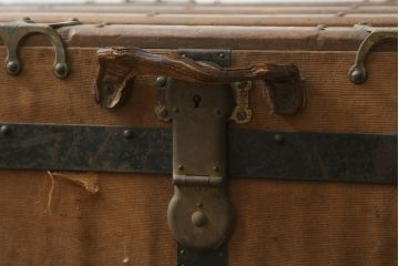 アンティーク雑貨　東京　三越　趣のある佇まいが魅力的な高級船トランク(舟トランク、センターテーブル、ローテーブル、収納ボックス、ディスプレイ、収納箱)(R-075929)