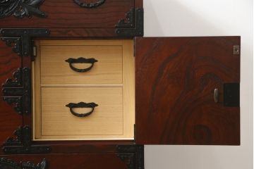 中古　美品　欅産業　漆塗り　仙台民芸箪笥(仙台箪笥)　KC-18　力強い杢目が目を引く中型車箪笥(小箪笥、収納タンス、チェスト、引き出し)(R-075931)