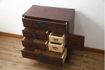 中古　美品　欅産業　漆塗り　仙台民芸箪笥(仙台箪笥)　KC-18　力強い杢目が目を引く中型車箪笥(小箪笥、収納タンス、チェスト、引き出し)(R-075931)