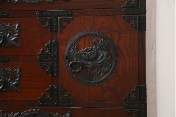 中古　美品　欅産業　漆塗り　仙台民芸箪笥(仙台箪笥)　KC-18　力強い杢目が目を引く中型車箪笥(小箪笥、収納タンス、チェスト、引き出し)(R-075931)