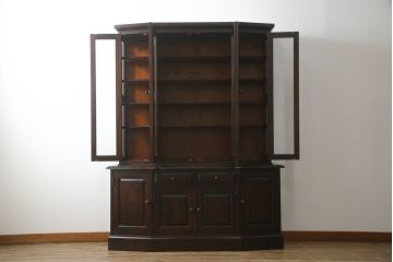 中古　希少な廃盤品　北海道民芸家具　OM151　重厚感と気品漂うキャビネット(食器棚、飾り棚、収納棚、戸棚)(定価約80万円)(R-075932)