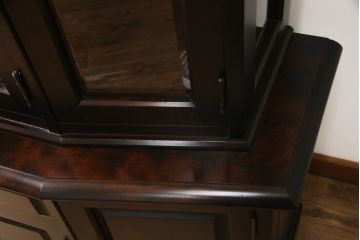 中古　希少な廃盤品　北海道民芸家具　OM151　重厚感と気品漂うキャビネット(食器棚、飾り棚、収納棚、戸棚)(定価約80万円)(R-075932)