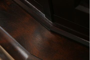 中古　希少な廃盤品　北海道民芸家具　OM151　重厚感と気品漂うキャビネット(食器棚、飾り棚、収納棚、戸棚)(定価約80万円)(R-075932)