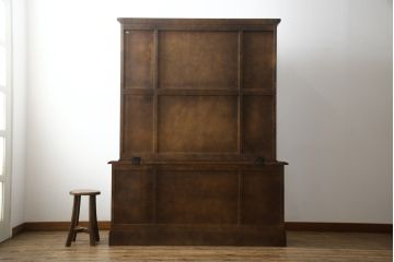 中古　希少な廃盤品　北海道民芸家具　OM151　重厚感と気品漂うキャビネット(食器棚、飾り棚、収納棚、戸棚)(定価約80万円)(R-075932)