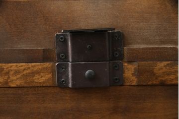 中古　希少な廃盤品　北海道民芸家具　OM151　重厚感と気品漂うキャビネット(食器棚、飾り棚、収納棚、戸棚)(定価約80万円)(R-075932)