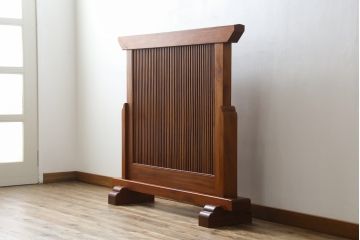 和製アンティーク　重厚!!　総欅(ケヤキ)材　和の空間づくりにおすすめ! 蔵戸をリメイクした格子衝立て(つい立て、衝い立て、パーテーション、仕切り)(R-075934)