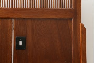 和製アンティーク　重厚!!　総欅(ケヤキ)材　和の空間づくりにおすすめ! 蔵戸をリメイクした格子衝立て(つい立て、衝い立て、パーテーション、仕切り)(R-075935)