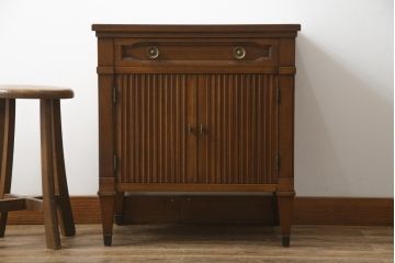中古　DREXEL HERITAGE(ドレクセルヘリテイジ)　Triune(トライユン)　上品な佇まいが魅力のナイトテーブル(サイドテーブル、収納棚、戸棚、サイドキャビネット、花台、飾り台)(R-075937)