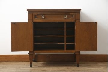 中古　DREXEL HERITAGE(ドレクセルヘリテイジ)　Triune(トライユン)　上品な佇まいが魅力のナイトテーブル(サイドテーブル、収納棚、戸棚、サイドキャビネット、花台、飾り台)(R-075937)