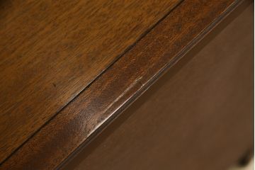中古　DREXEL HERITAGE(ドレクセルヘリテイジ)　Triune(トライユン)　上品な佇まいが魅力のナイトテーブル(サイドテーブル、収納棚、戸棚、サイドキャビネット、花台、飾り台)(R-075937)