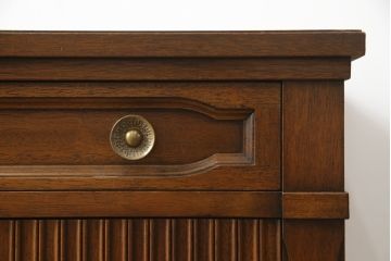 中古　DREXEL HERITAGE(ドレクセルヘリテイジ)　Triune(トライユン)　上品な佇まいが魅力のナイトテーブル(サイドテーブル、収納棚、戸棚、サイドキャビネット、花台、飾り台)(R-075937)