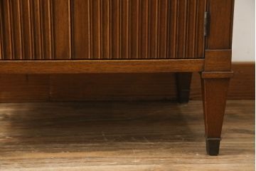 中古　DREXEL HERITAGE(ドレクセルヘリテイジ)　Triune(トライユン)　上品な佇まいが魅力のナイトテーブル(サイドテーブル、収納棚、戸棚、サイドキャビネット、花台、飾り台)(R-075937)