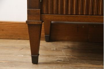 中古　DREXEL HERITAGE(ドレクセルヘリテイジ)　Triune(トライユン)　上品な佇まいが魅力のナイトテーブル(サイドテーブル、収納棚、戸棚、サイドキャビネット、花台、飾り台)(R-075937)