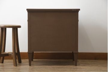 中古　DREXEL HERITAGE(ドレクセルヘリテイジ)　Triune(トライユン)　上品な佇まいが魅力のナイトテーブル(サイドテーブル、収納棚、戸棚、サイドキャビネット、花台、飾り台)(R-075937)