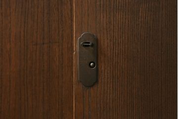 和製アンティーク　桐箪笥リメイク　レトロな雰囲気溢れる脚付きローボード(テレビ台、テレビボード、リビングボード、サイドボード、収納棚、戸棚)(R-075940)