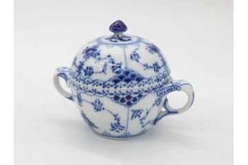 デンマーク　ROYAL COPENHAGEN(ロイヤルコペンハーゲン)　ブルーフルーテッド　ハーフレース　レースの縁取りがエレガントな雰囲気を醸し出すシュガーボウル(シュガーポット、洋食器)(R-075948)