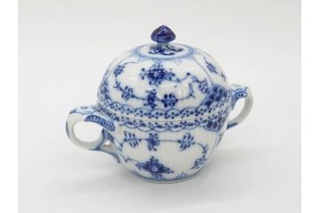 デンマーク　ROYAL COPENHAGEN(ロイヤルコペンハーゲン)　ブルーフルーテッド　ハーフレース　レースの縁取りがエレガントな雰囲気を醸し出すシュガーボウル(シュガーポット、洋食器)(R-075948)