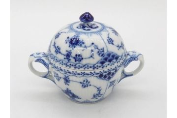 デンマーク　ROYAL COPENHAGEN(ロイヤルコペンハーゲン)　ブルーフルーテッド　ハーフレース　レースの縁取りがエレガントな雰囲気を醸し出すシュガーボウル(シュガーポット、洋食器)(R-075948)