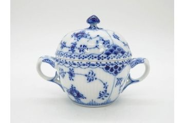デンマーク　ROYAL COPENHAGEN(ロイヤルコペンハーゲン)　ブルーフルーテッド　ハーフレース　レースの縁取りがエレガントな雰囲気を醸し出すシュガーボウル(シュガーポット、洋食器)(R-075948)