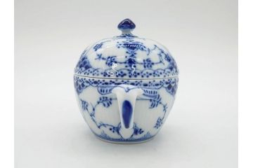 デンマーク　ROYAL COPENHAGEN(ロイヤルコペンハーゲン)　ブルーフルーテッド　ハーフレース　レースの縁取りがエレガントな雰囲気を醸し出すシュガーボウル(シュガーポット、洋食器)(R-075948)