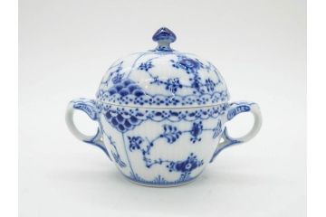 デンマーク　ROYAL COPENHAGEN(ロイヤルコペンハーゲン)　ブルーフルーテッド　ハーフレース　レースの縁取りがエレガントな雰囲気を醸し出すシュガーボウル(シュガーポット、洋食器)(R-075948)