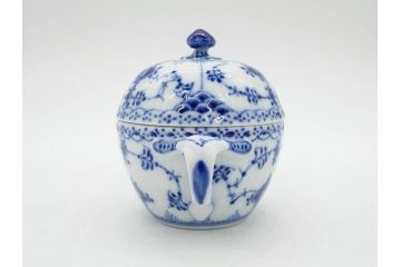 デンマーク　ROYAL COPENHAGEN(ロイヤルコペンハーゲン)　ブルーフルーテッド　ハーフレース　レースの縁取りがエレガントな雰囲気を醸し出すシュガーボウル(シュガーポット、洋食器)(R-075948)