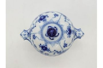 デンマーク　ROYAL COPENHAGEN(ロイヤルコペンハーゲン)　ブルーフルーテッド　ハーフレース　レースの縁取りがエレガントな雰囲気を醸し出すシュガーボウル(シュガーポット、洋食器)(R-075948)