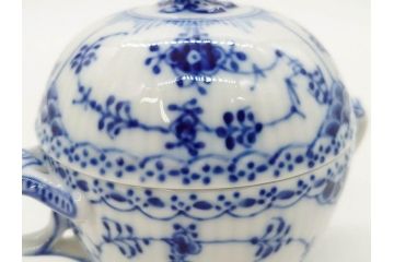 デンマーク　ROYAL COPENHAGEN(ロイヤルコペンハーゲン)　ブルーフルーテッド　ハーフレース　レースの縁取りがエレガントな雰囲気を醸し出すシュガーボウル(シュガーポット、洋食器)(R-075948)