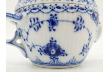 デンマーク　ROYAL COPENHAGEN(ロイヤルコペンハーゲン)　ブルーフルーテッド　ハーフレース　レースの縁取りがエレガントな雰囲気を醸し出すシュガーボウル(シュガーポット、洋食器)(R-075948)
