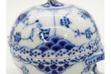 デンマーク　ROYAL COPENHAGEN(ロイヤルコペンハーゲン)　ブルーフルーテッド　ハーフレース　レースの縁取りがエレガントな雰囲気を醸し出すシュガーボウル(シュガーポット、洋食器)(R-075948)
