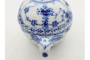 デンマーク　ROYAL COPENHAGEN(ロイヤルコペンハーゲン)　ブルーフルーテッド　ハーフレース　レースの縁取りがエレガントな雰囲気を醸し出すシュガーボウル(シュガーポット、洋食器)(R-075948)