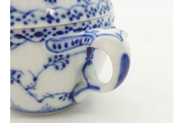 デンマーク　ROYAL COPENHAGEN(ロイヤルコペンハーゲン)　ブルーフルーテッド　ハーフレース　レースの縁取りがエレガントな雰囲気を醸し出すシュガーボウル(シュガーポット、洋食器)(R-075948)