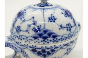 デンマーク　ROYAL COPENHAGEN(ロイヤルコペンハーゲン)　ブルーフルーテッド　ハーフレース　レースの縁取りがエレガントな雰囲気を醸し出すシュガーボウル(シュガーポット、洋食器)(R-075948)
