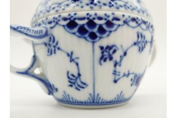 デンマーク　ROYAL COPENHAGEN(ロイヤルコペンハーゲン)　ブルーフルーテッド　ハーフレース　レースの縁取りがエレガントな雰囲気を醸し出すシュガーボウル(シュガーポット、洋食器)(R-075948)