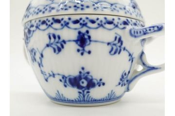 デンマーク　ROYAL COPENHAGEN(ロイヤルコペンハーゲン)　ブルーフルーテッド　ハーフレース　レースの縁取りがエレガントな雰囲気を醸し出すシュガーボウル(シュガーポット、洋食器)(R-075948)