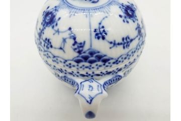 デンマーク　ROYAL COPENHAGEN(ロイヤルコペンハーゲン)　ブルーフルーテッド　ハーフレース　レースの縁取りがエレガントな雰囲気を醸し出すシュガーボウル(シュガーポット、洋食器)(R-075948)