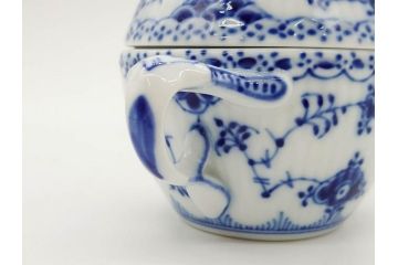 デンマーク　ROYAL COPENHAGEN(ロイヤルコペンハーゲン)　ブルーフルーテッド　ハーフレース　レースの縁取りがエレガントな雰囲気を醸し出すシュガーボウル(シュガーポット、洋食器)(R-075948)