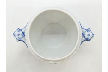 デンマーク　ROYAL COPENHAGEN(ロイヤルコペンハーゲン)　ブルーフルーテッド　ハーフレース　レースの縁取りがエレガントな雰囲気を醸し出すシュガーボウル(シュガーポット、洋食器)(R-075948)