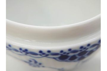 デンマーク　ROYAL COPENHAGEN(ロイヤルコペンハーゲン)　ブルーフルーテッド　ハーフレース　レースの縁取りがエレガントな雰囲気を醸し出すシュガーボウル(シュガーポット、洋食器)(R-075948)