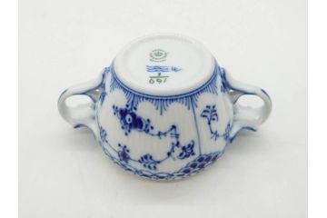 デンマーク　ROYAL COPENHAGEN(ロイヤルコペンハーゲン)　ブルーフルーテッド　ハーフレース　レースの縁取りがエレガントな雰囲気を醸し出すシュガーボウル(シュガーポット、洋食器)(R-075948)