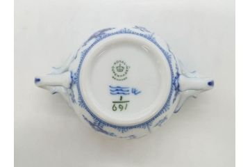 デンマーク　ROYAL COPENHAGEN(ロイヤルコペンハーゲン)　ブルーフルーテッド　ハーフレース　レースの縁取りがエレガントな雰囲気を醸し出すシュガーボウル(シュガーポット、洋食器)(R-075948)